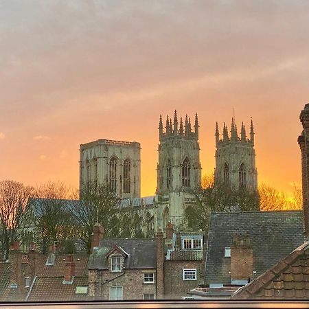 Churchill Two Bedroom Apartments With Free Parking And The Minster View ヨーク エクステリア 写真