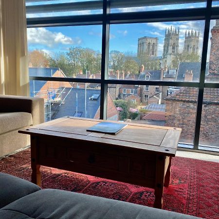 Churchill Two Bedroom Apartments With Free Parking And The Minster View ヨーク エクステリア 写真