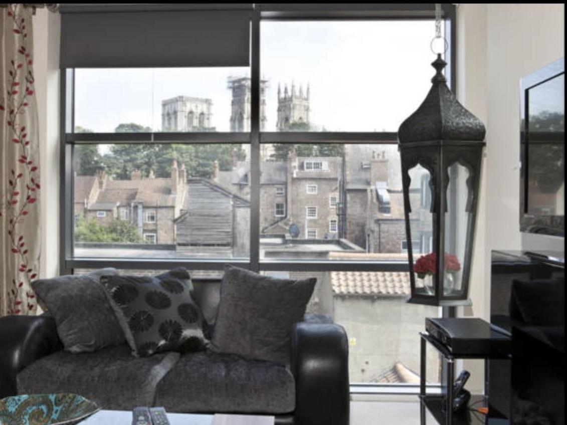 Churchill Two Bedroom Apartments With Free Parking And The Minster View ヨーク エクステリア 写真