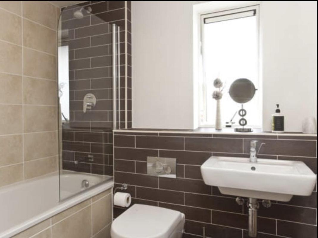 Churchill Two Bedroom Apartments With Free Parking And The Minster View ヨーク エクステリア 写真