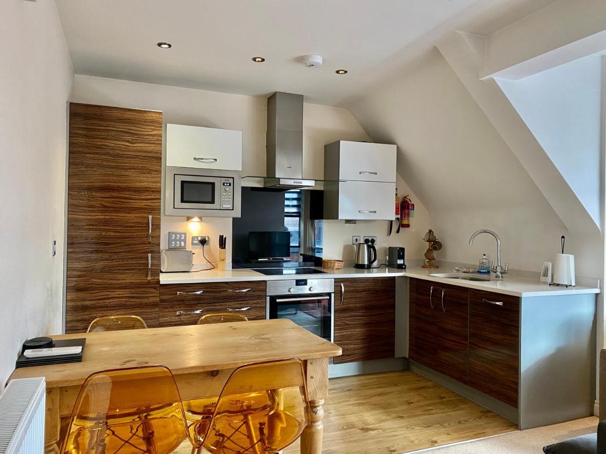 Churchill Two Bedroom Apartments With Free Parking And The Minster View ヨーク エクステリア 写真