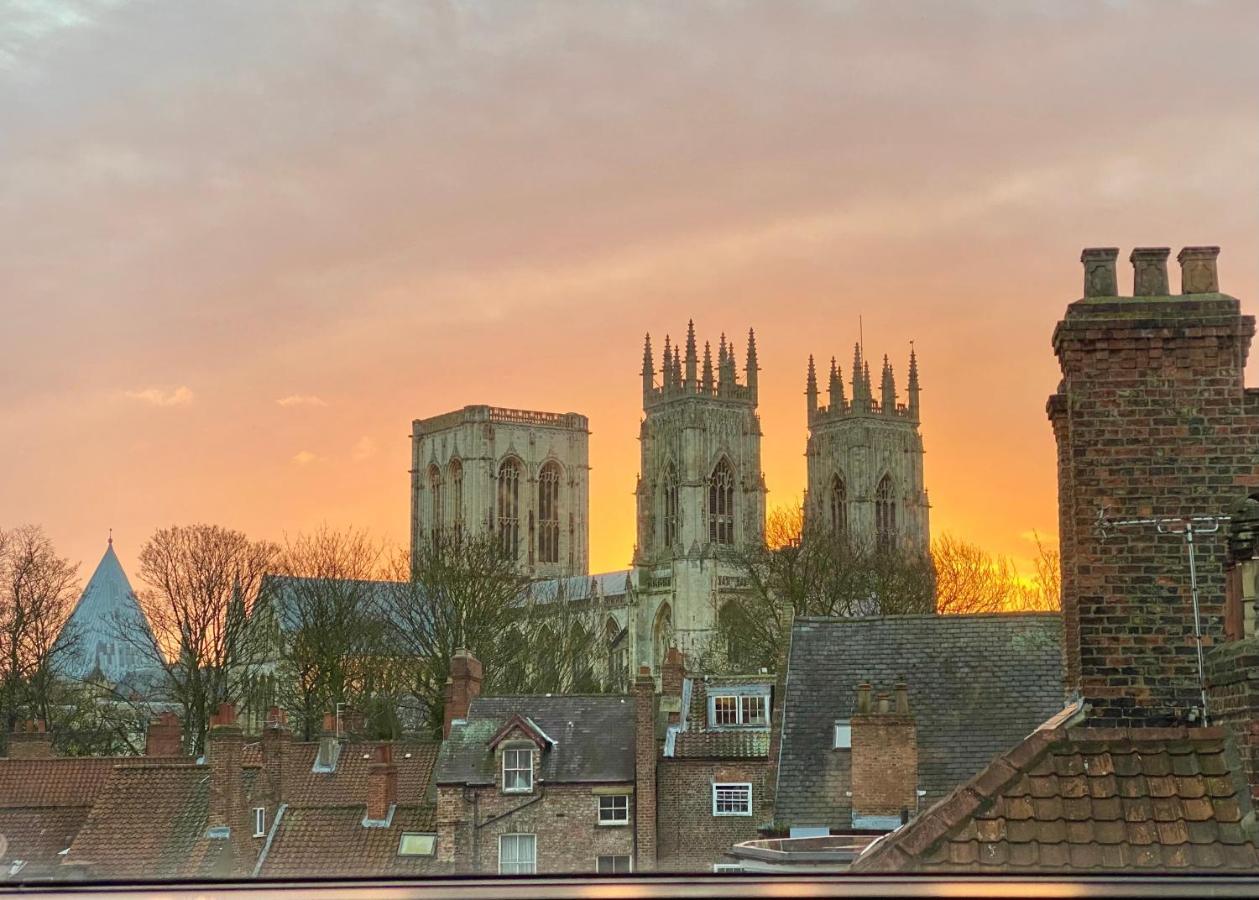 Churchill Two Bedroom Apartments With Free Parking And The Minster View ヨーク エクステリア 写真