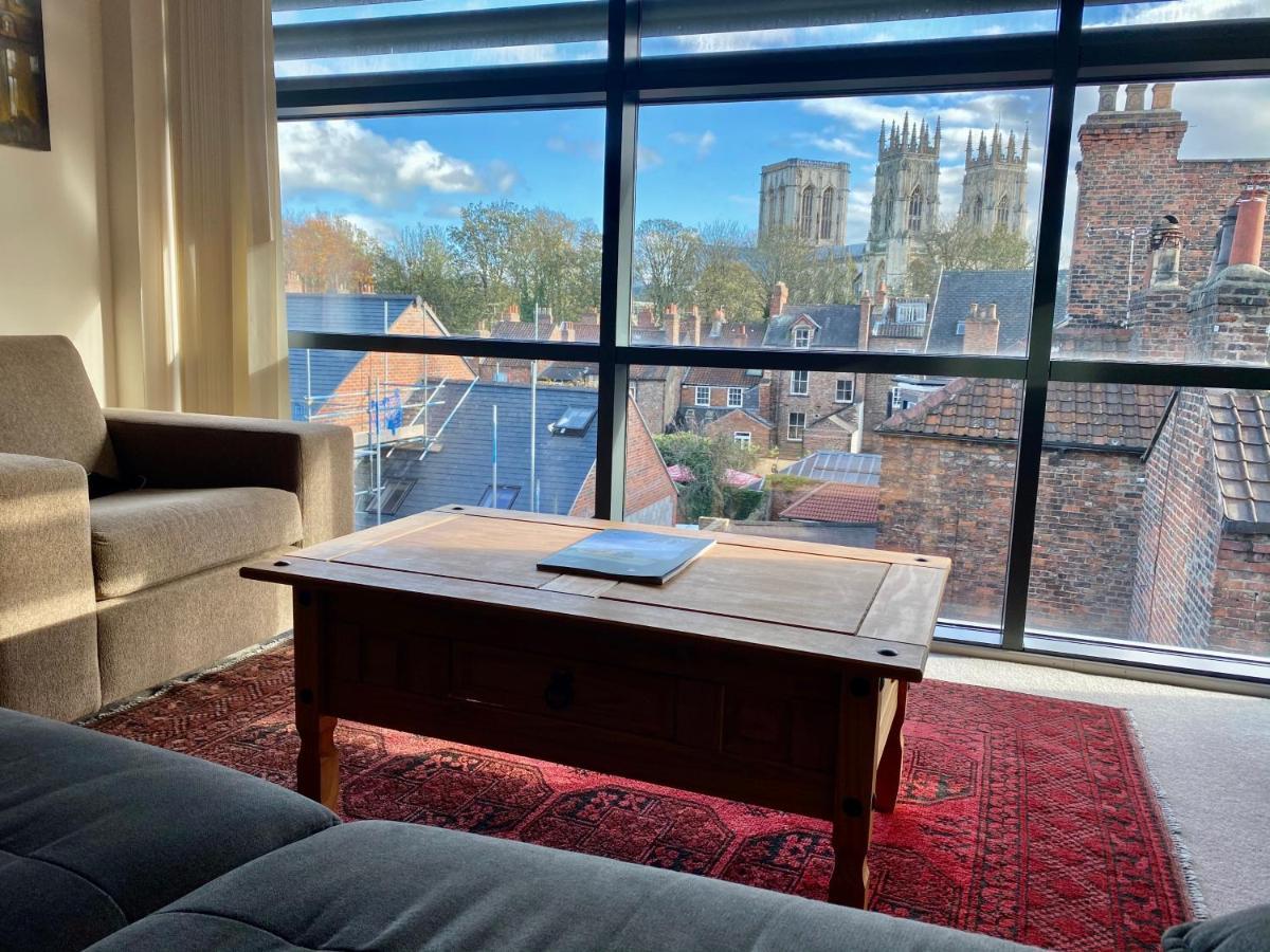 Churchill Two Bedroom Apartments With Free Parking And The Minster View ヨーク エクステリア 写真