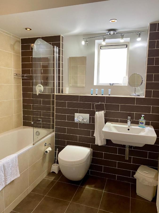 Churchill Two Bedroom Apartments With Free Parking And The Minster View ヨーク エクステリア 写真